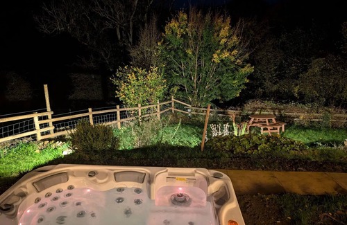Frampton Mansell Cottage | Secluded holiday cottage in the heart of the Cotswolds with private hot tub.
