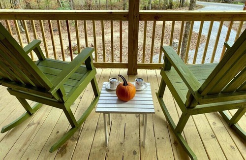Linden Cabin | Secluded Hollow Branch Hideaway w/Loft