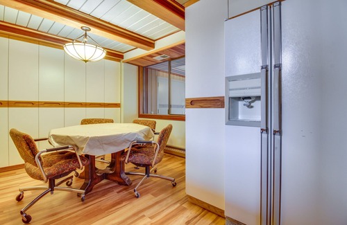 Wolf Creek Cabin | Secluded Holter Lake Vacation Rental w/Deck!