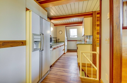 Wolf Creek Cabin | Secluded Holter Lake Vacation Rental w/Deck!