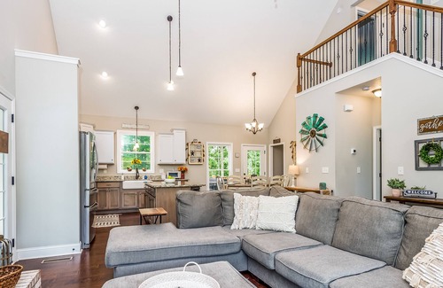 Hendersonville House | Secluded home on 5+ acres tucked within wineries & apple orchards
