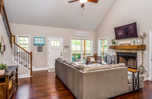 Hendersonville House | Secluded home on 5+ acres tucked within wineries & apple orchards