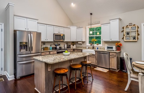 Hendersonville House | Secluded home on 5+ acres tucked within wineries & apple orchards