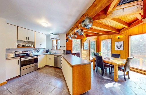 Christina Lake House | Secluded home with gazebo, BBQ & walking distance to beach