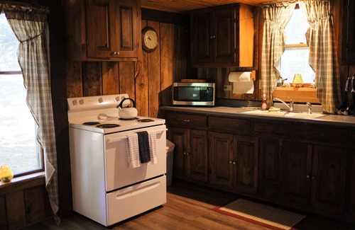 Old Washington Cabin | Secluded Hot Tub Cabin in the Heart of Southeast Ohio
