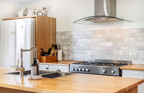 Deep Bay House | Secluded Huon Valley Lodge with Hot Tub & Cottage