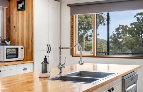 Deep Bay House | Secluded Huon Valley Lodge with Hot Tub & Cottage