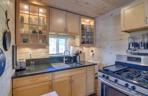 Stagetop Cabin | Secluded Jefferson Cabin w/Deck + Mountain Views!
