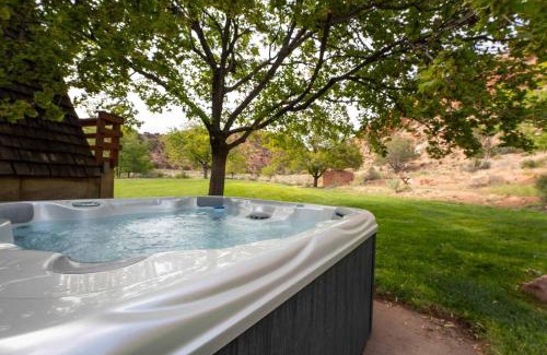 Kanab House | Secluded Kanab Family Cabin w Hot Tub and Red Rock Views
