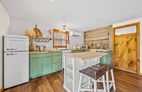 Cosby Cabin | Secluded Lake Front Lodge In Cosby - Your Ultimate Hideaway