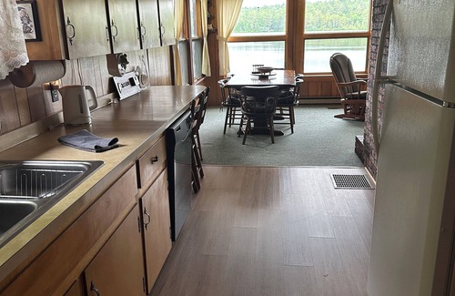 South Oxford House | Secluded Lakefront 3-bedroom house in Albany, Maine