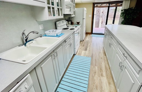 St. Stephens House | Secluded lakefront bliss with a private deck, pool table, and ping pong!