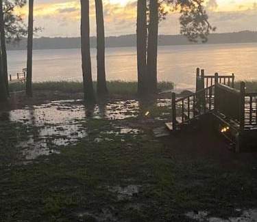 Hartsville House | Secluded lakefront cabin on Robinson