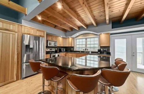 Dandridge Cabin | Secluded Lakefront Estate: Private Dock, Huge deck w/views, Kayaks, Hot Tub