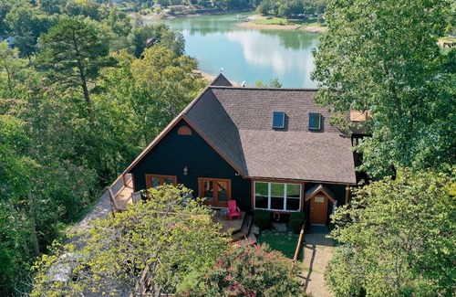 Dandridge Cabin | Secluded Lakefront Estate: Private Dock, Huge deck w/views, Kayaks, Hot Tub