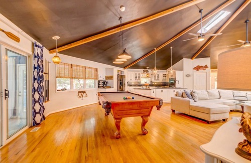 Eutawville House | Secluded Lakefront House w/indoor pool - 2 Houses - Margaritaville Bar