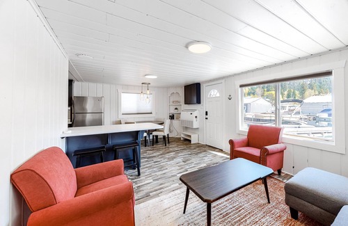 Bayview Boat Rental | Secluded lakefront house boat with lake views & washer/dryer - walk to dining