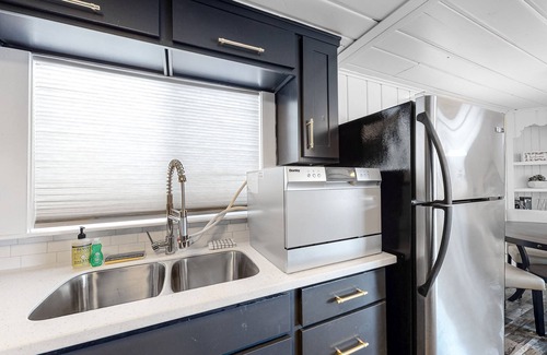 Bayview Boat Rental | Secluded lakefront house boat with lake views & washer/dryer - walk to dining