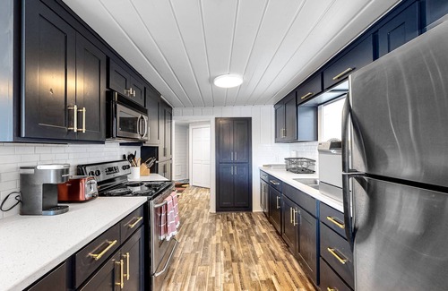 Bayview Boat Rental | Secluded lakefront house boat with lake views & washer/dryer - walk to dining