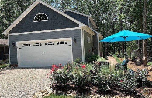 Manson House | Secluded Lakefront Retreat - Couples and Fisherman’s Paradise with Private Dock