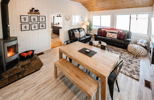 Selwyn Cottage | Secluded Lakeside 3BR Cottage, Paddleboards, Canoe, FirePit