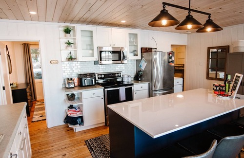 Selwyn Cottage | Secluded Lakeside 3BR Cottage, Paddleboards, Canoe, FirePit