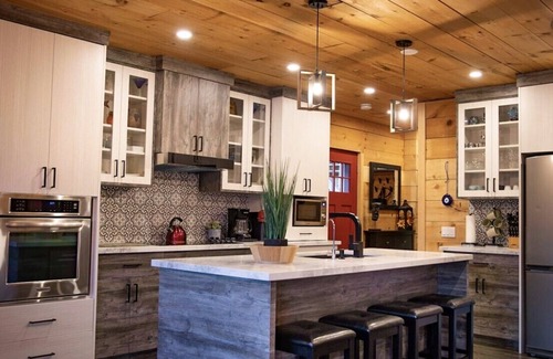 Algonquin Highlands Cottage | Secluded Lakeside Retreat with Scenic Views (Hot Tub & Sauna)
