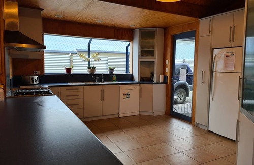 Mahia House | Secluded Large Family Home and Section