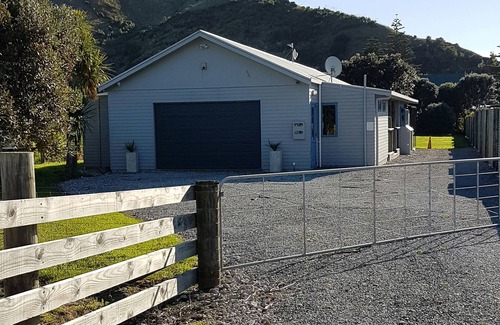 Mahia House | Secluded Large Family Home and Section