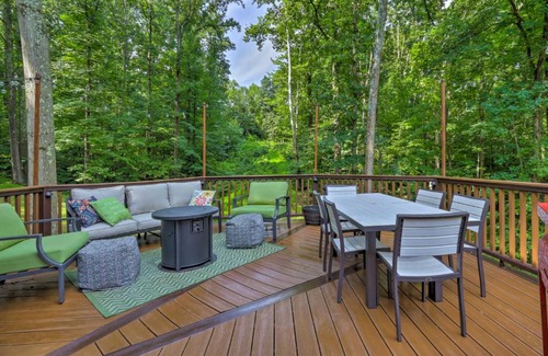 Aldie House | Secluded Leesburg Retreat with Private Hot Tub!