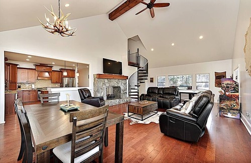 Willard House | Secluded Lodge 8acres Hot Tub, Pingpong pedalboat!