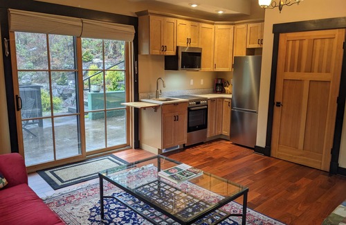 Sultan Apartment | Secluded lodge apt with hot tub in Cascade Mtn foothills Sultan Wash. Sleeps 4.