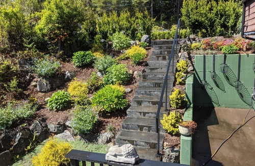 Sultan Apartment | Secluded lodge apt with hot tub in Cascade Mtn foothills Sultan Wash. Sleeps 4.