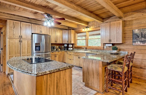 Helen Cabin | Secluded Lodge w/Mountain Views, Hot Tub, Firepit & Game Room~2miles to Helen,GA