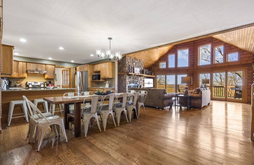 Ridgedale Cabin | Secluded Log Cabin, Billiards, Lake Views, Free Daily Attraction Tickets, Close to Big Cedar!