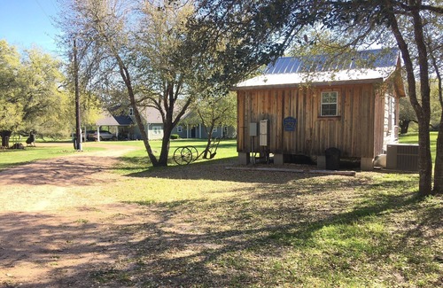 La Grange Cabin | Secluded Log Cabin for Two in La Grange TX