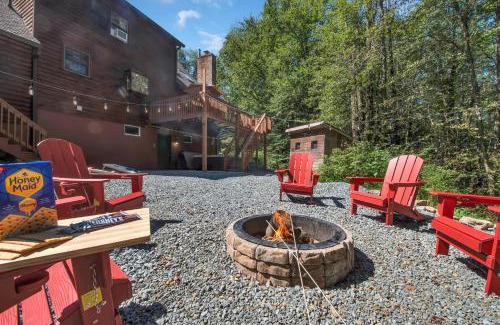 Newfoundland House | Secluded Log Cabin with Hot Tub Fire Pit Game Room