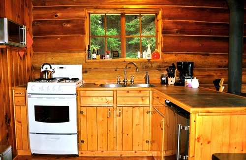 Cedarvale Cabin | Secluded Log Cabin with Hot Tub in Skeena River Valley, British Columbia, Canada