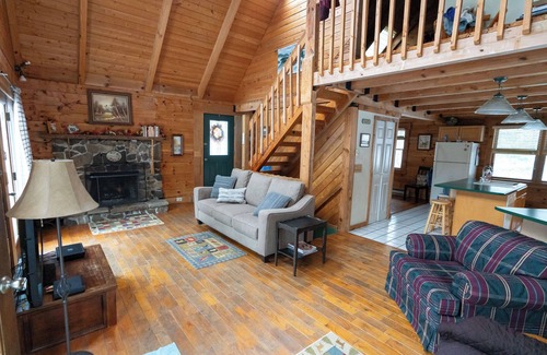 Dailey Cabin | Secluded Log Home-Hot Tub-Fire Pit-LP Grill-on 46 Peaceful Natural Acres-3 Beds