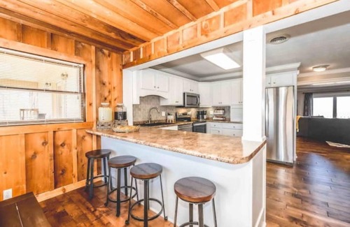 Bethelridge Cabin | Secluded Luxurious Cabin, Sleeps 16, Hot tub Sauna