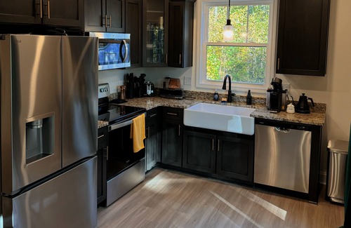 Fletcher House | Secluded Luxury, 2 King Bed, Hot Tub + Fireplace, 21+, Near Biltmore and Airport