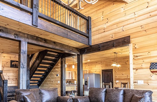 Bryson City Cabin | Secluded Luxury Cabin - Mountain Views, Fire Pit, Great Location! Sleeps 8.