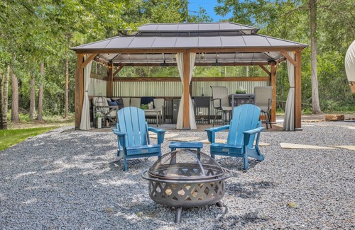 Montgomery House | Secluded Luxury Wagon | Pond King Bed Patio