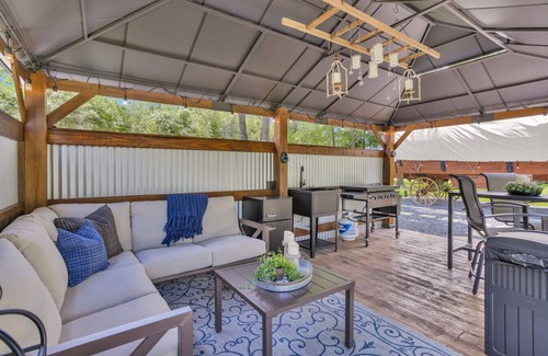 Montgomery Cabin | Secluded Luxury Wagon | Pond King Bed Patio