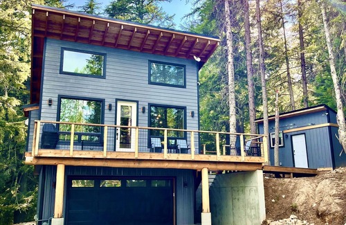 Sandpoint Cabin | Secluded Luxury: Your Cabin, Your Hot Tub, Your Vacation!