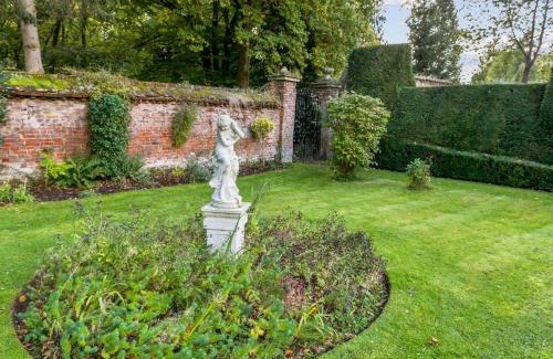 Burnham House | Secluded Mansion Retreat - Expansive Private Oasis