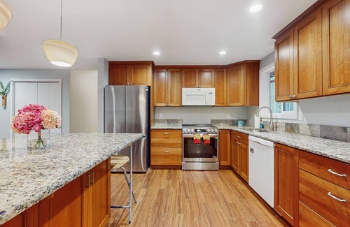 Maltby House | Secluded Modern Escape in Snohomish with Private Sport Court