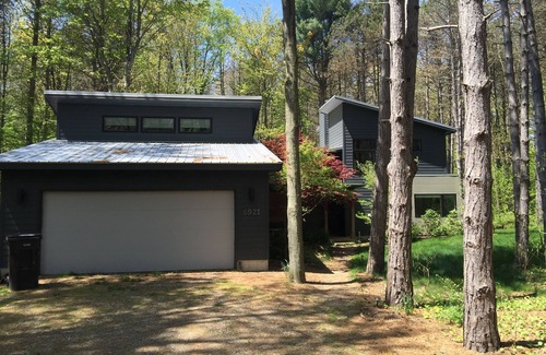 Fennville House | Secluded Modern Home 1 Block from Lake Michigan 10 Minutes from Saugatuck