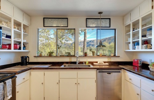 North Fork House | Secluded Mountain Hideaway < 8 Miles to Bass Lake!