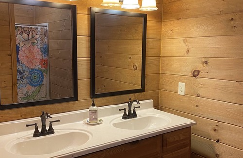 Peaks Cabin | Secluded Mountain Top Cabin with Game Room in Bedford